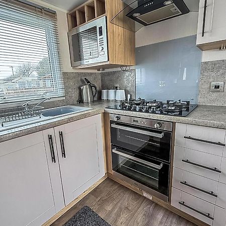 Beautiful Caravan For Hire With A Partial Sea View In Suffolk Ref 32042Az Lowestoft Exteriör bild