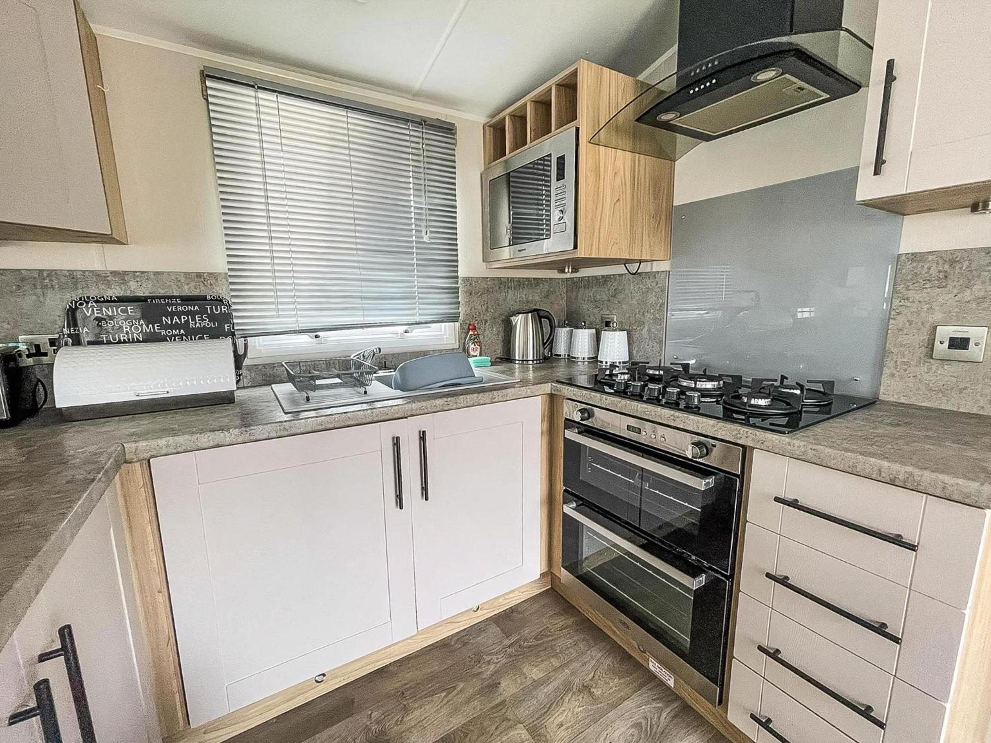 Beautiful Caravan For Hire With A Partial Sea View In Suffolk Ref 32042Az Lowestoft Exteriör bild
