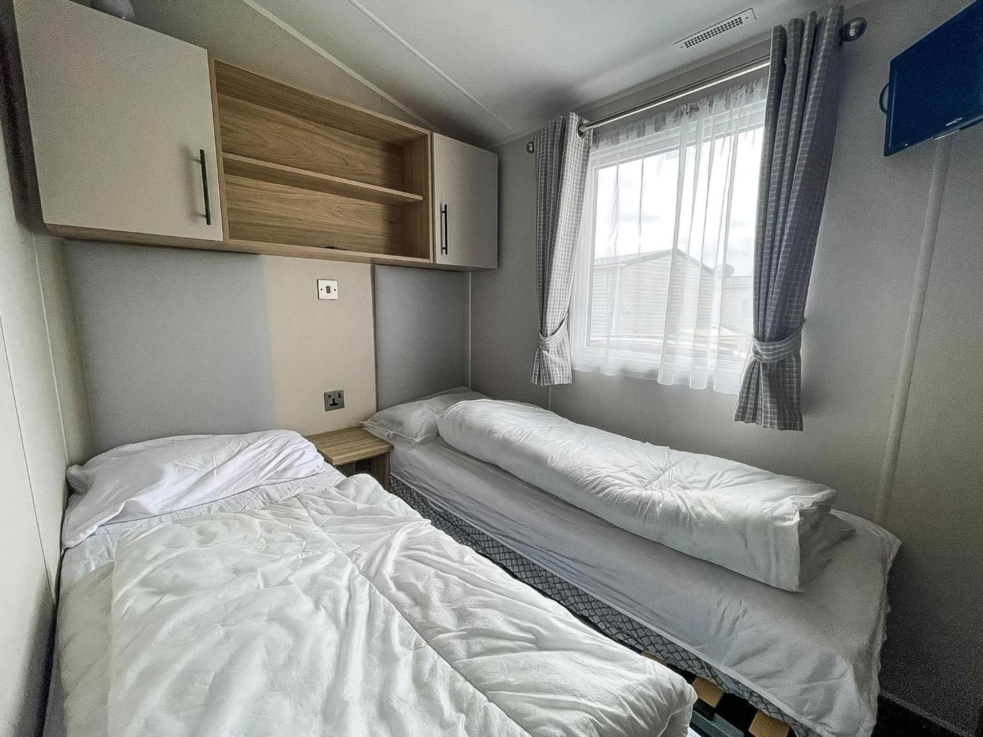 Beautiful Caravan For Hire With A Partial Sea View In Suffolk Ref 32042Az Lowestoft Exteriör bild