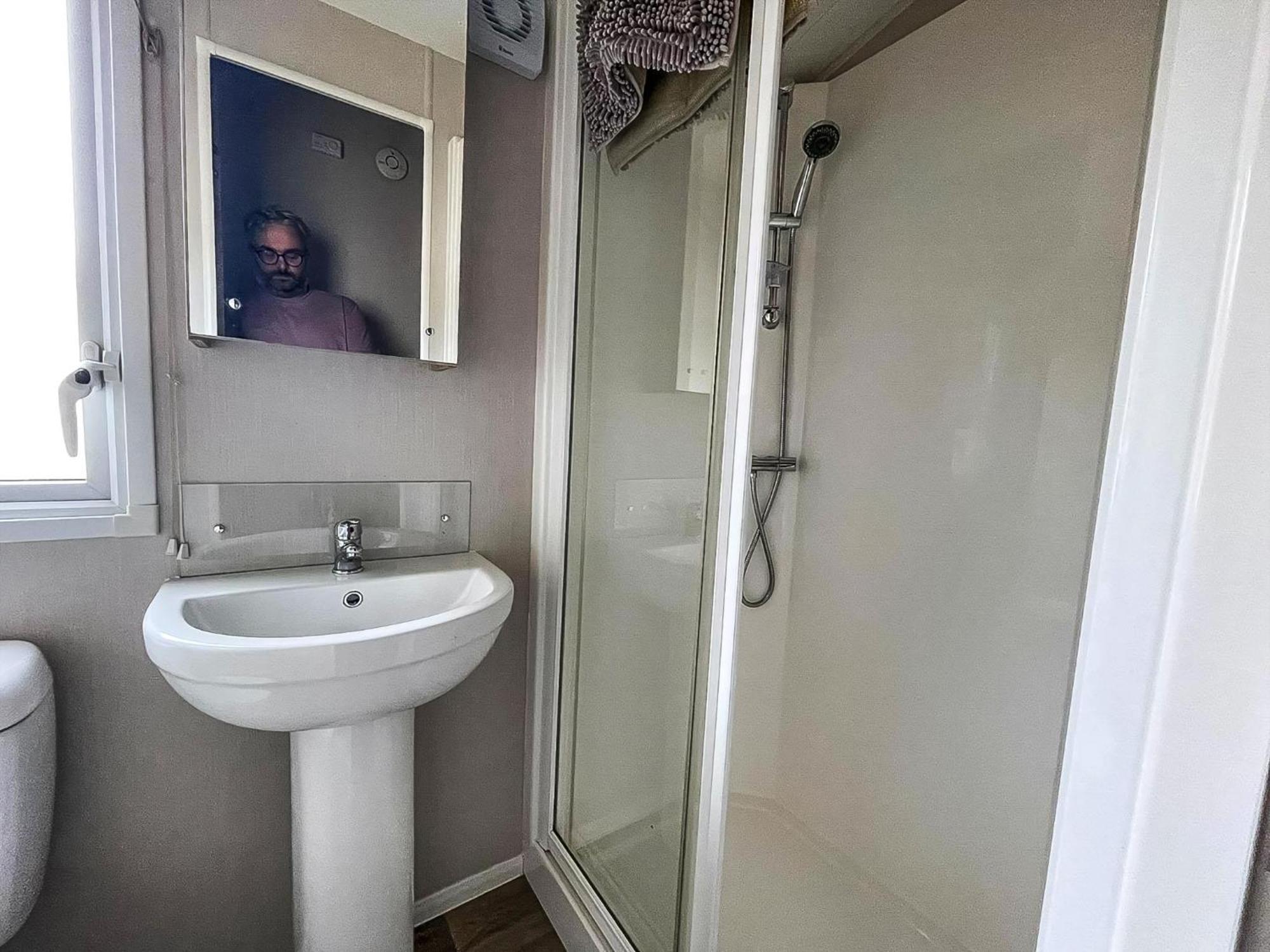 Beautiful Caravan For Hire With A Partial Sea View In Suffolk Ref 32042Az Lowestoft Exteriör bild