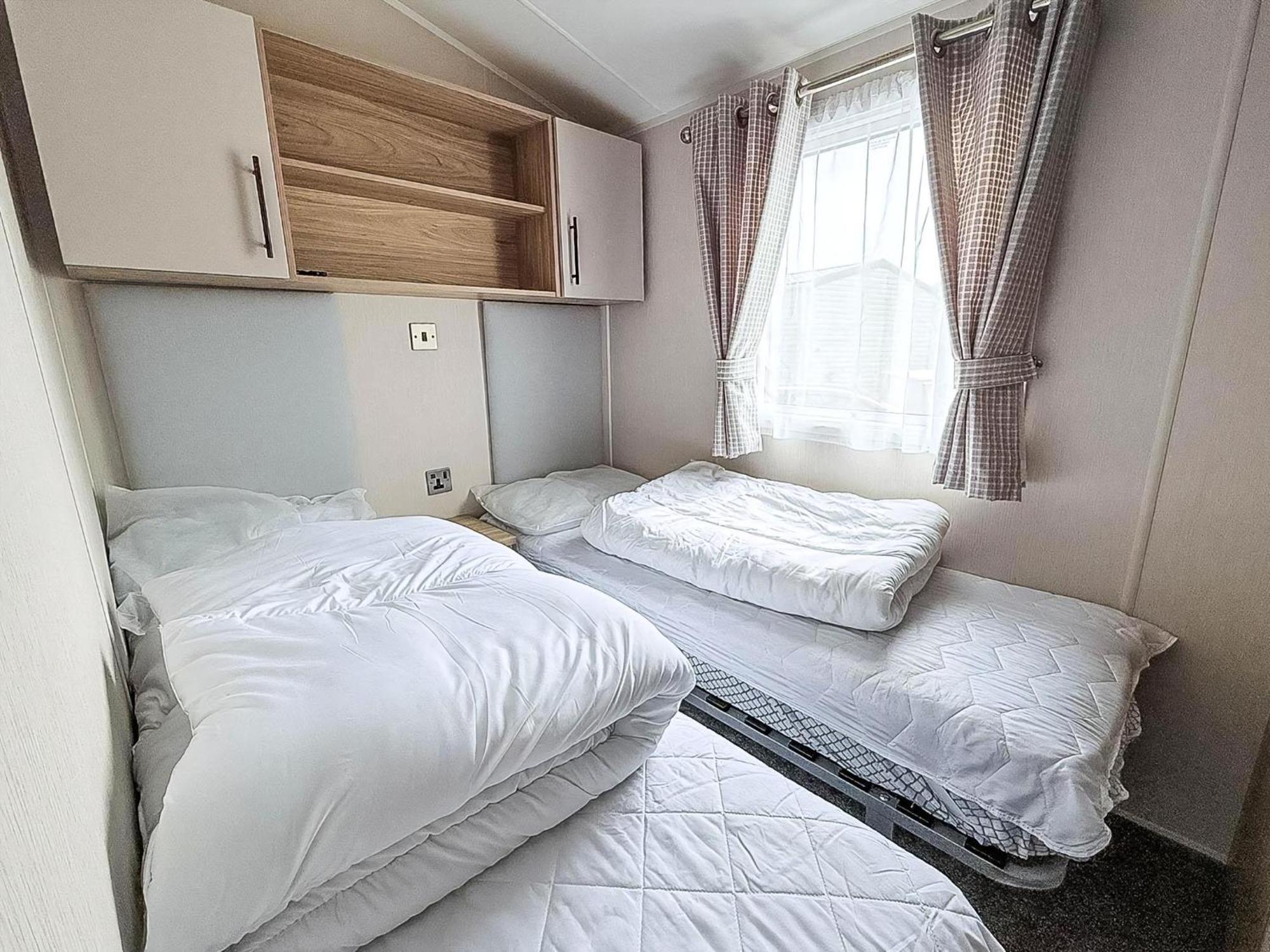 Beautiful Caravan For Hire With A Partial Sea View In Suffolk Ref 32042Az Lowestoft Exteriör bild