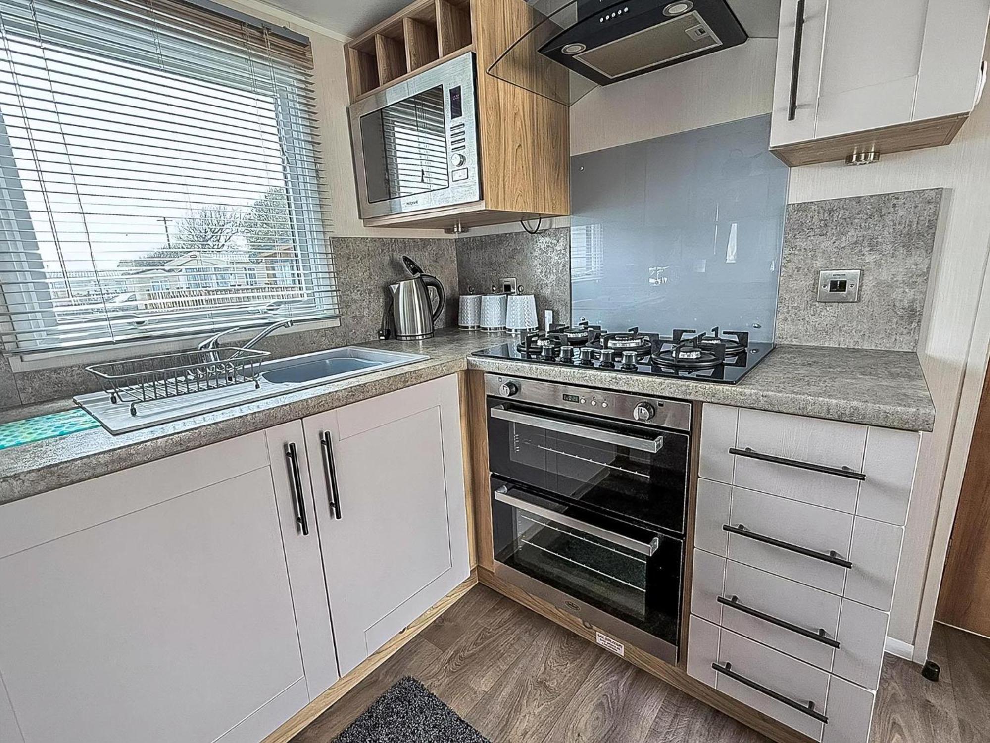 Beautiful Caravan For Hire With A Partial Sea View In Suffolk Ref 32042Az Lowestoft Exteriör bild