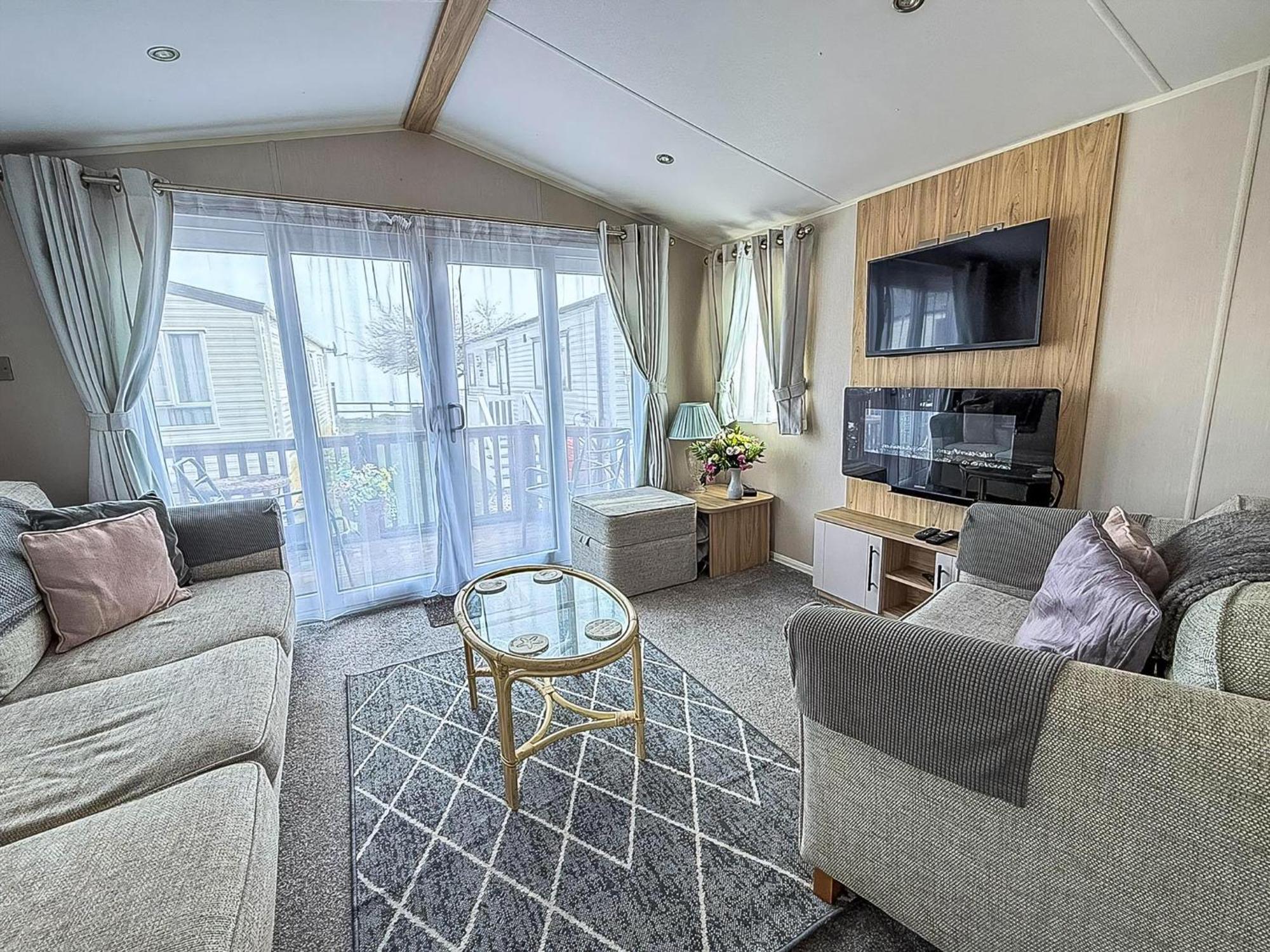 Beautiful Caravan For Hire With A Partial Sea View In Suffolk Ref 32042Az Lowestoft Exteriör bild