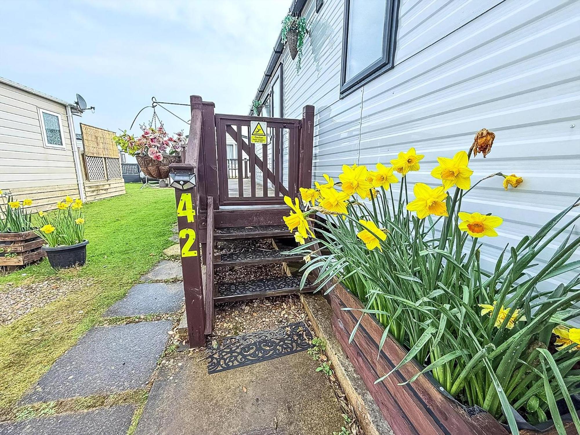 Beautiful Caravan For Hire With A Partial Sea View In Suffolk Ref 32042Az Lowestoft Exteriör bild
