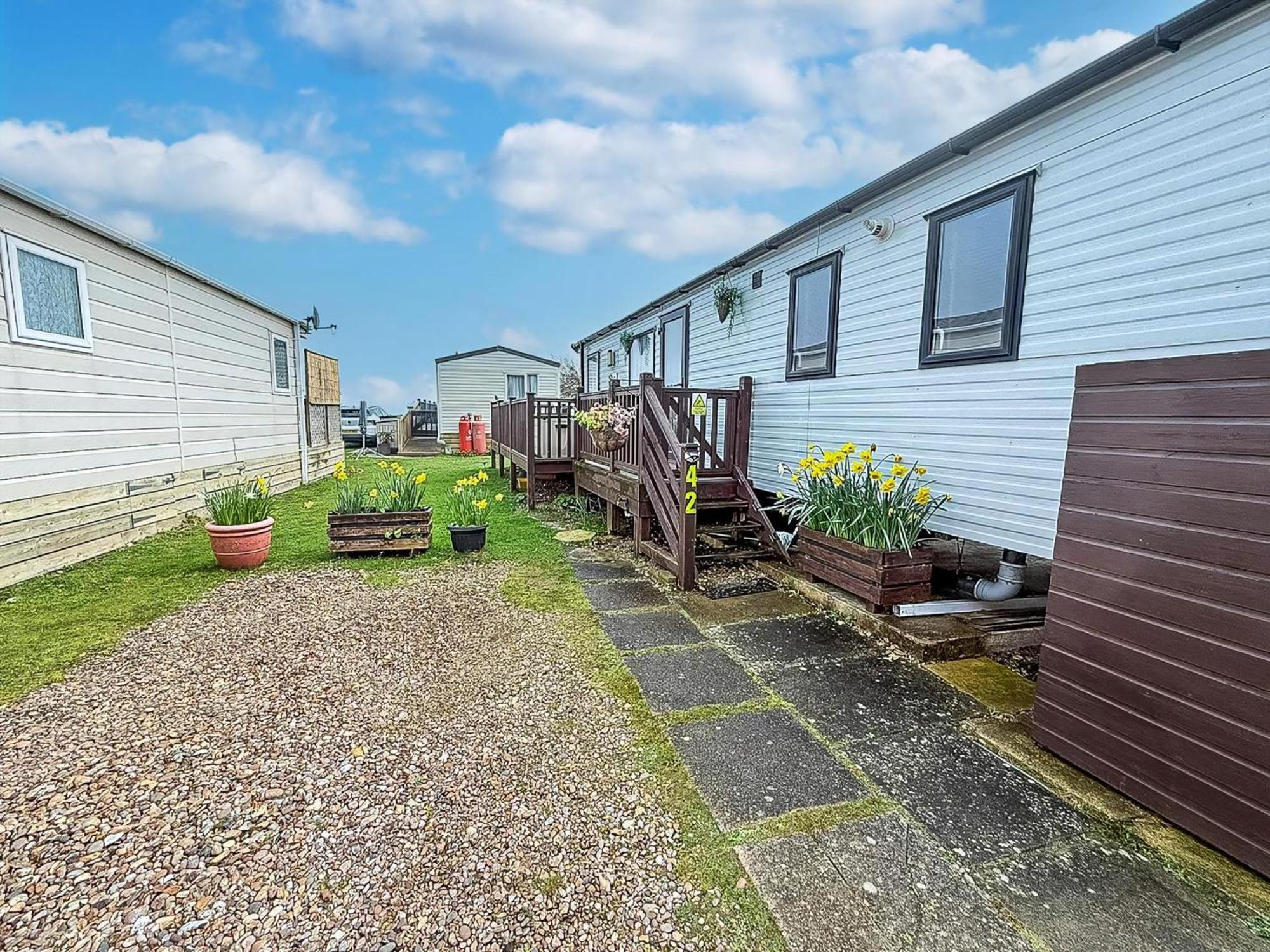 Beautiful Caravan For Hire With A Partial Sea View In Suffolk Ref 32042Az Lowestoft Exteriör bild