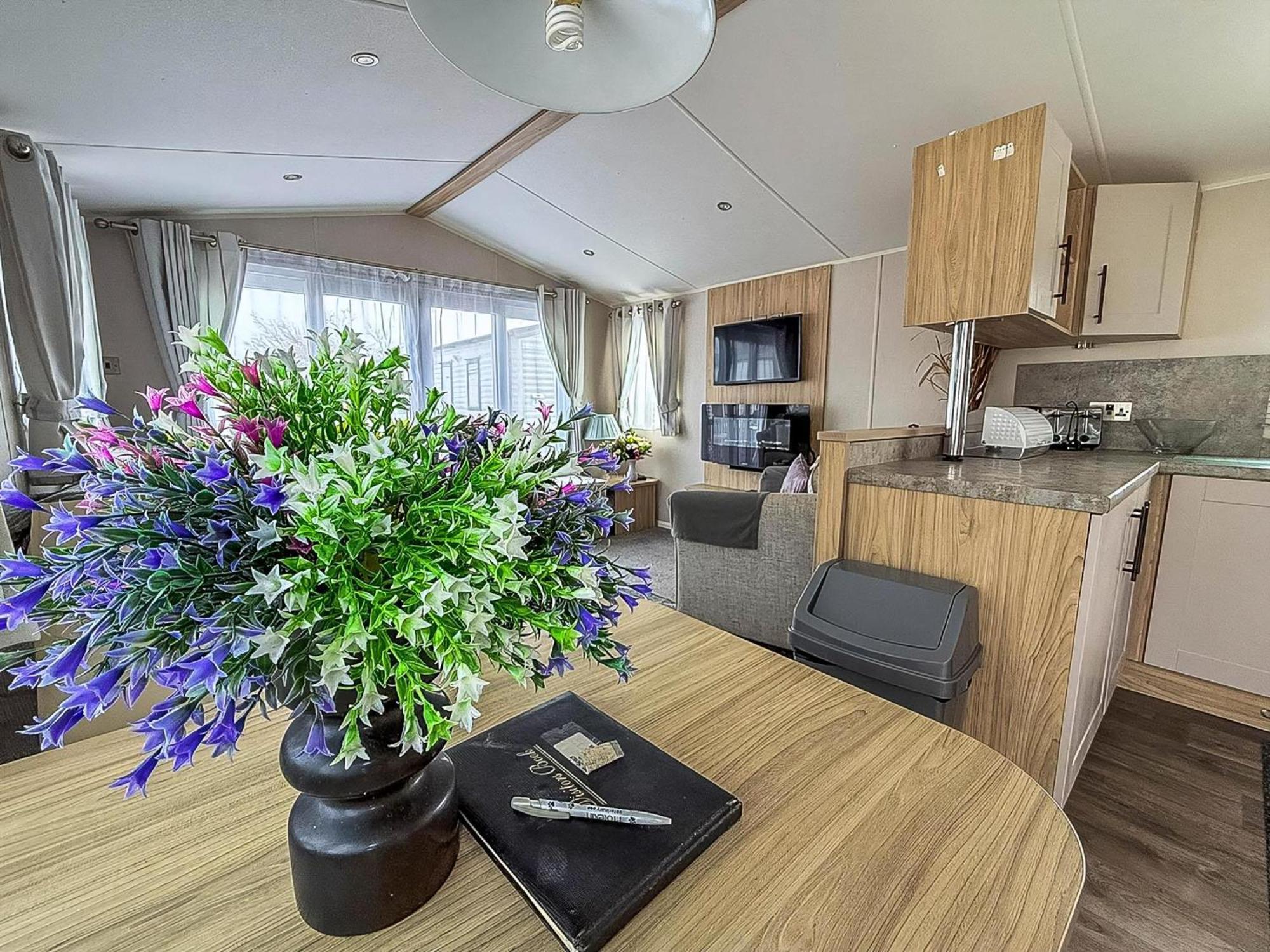 Beautiful Caravan For Hire With A Partial Sea View In Suffolk Ref 32042Az Lowestoft Exteriör bild